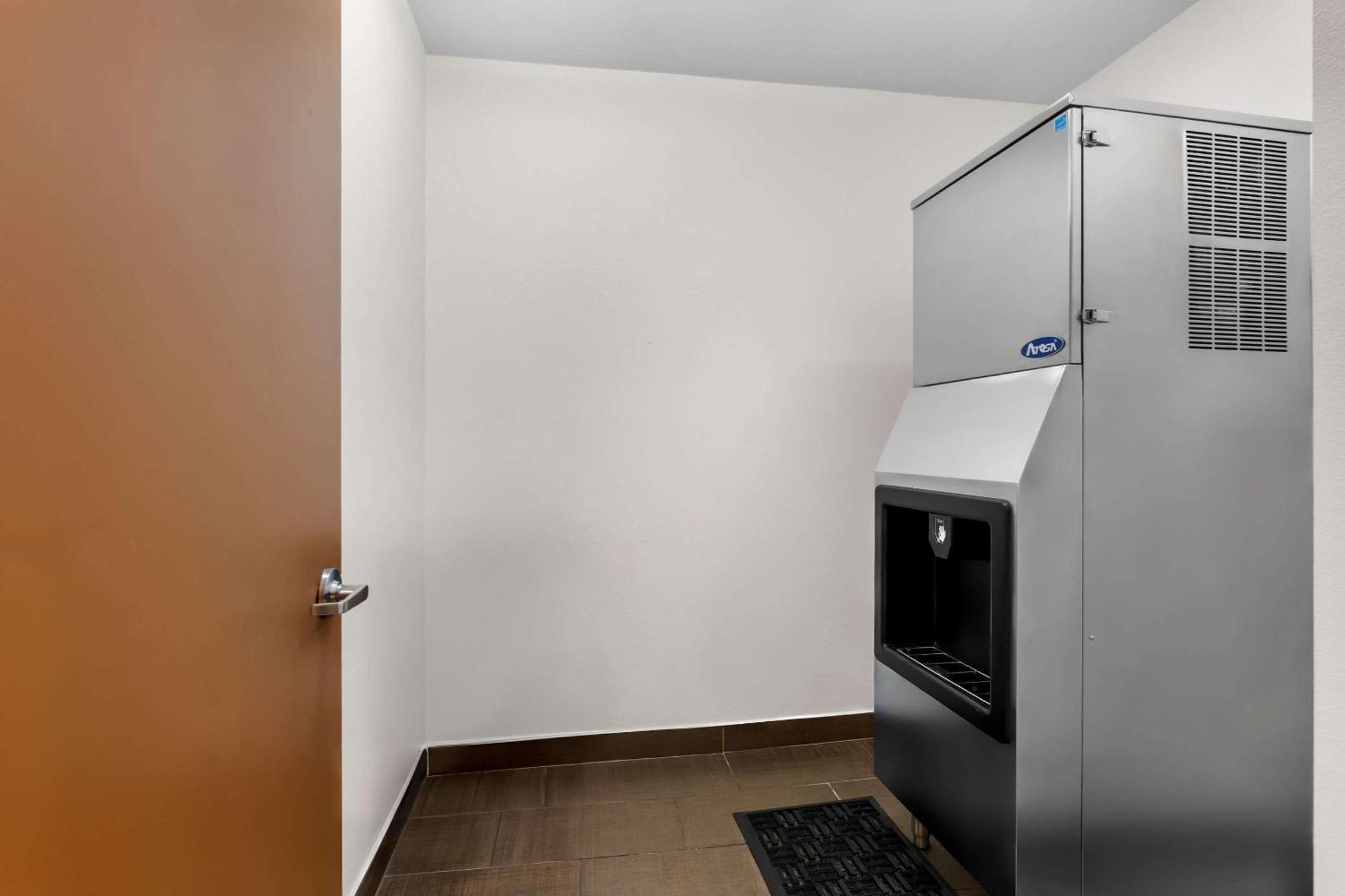 Comfort Suites Кловис Екстериор снимка